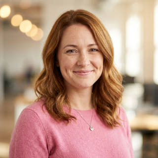 Emily Watson avbildet som Head of Customer Support i Falk Formuenad